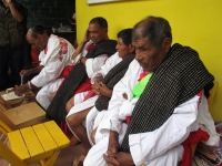 Lunes 2 de octubre del 2012. Huixtan, Chiapas. El uso de las vestimentas tradicionales en las festividades religiosas y civiles cobra importancia vital protagónica en la comunidad de Huixtan, donde el ceremonial de vestimenta puede durar alrededor de 3 ho