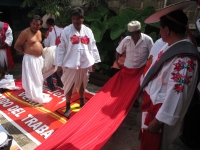Lunes 2 de octubre del 2012. Huixtan, Chiapas. El uso de las vestimentas tradicionales en las festividades religiosas y civiles cobra importancia vital protagónica en la comunidad de Huixtan, donde el ceremonial de vestimenta puede durar alrededor de 3 ho