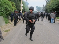 Sábado 20 de octubre del 2012. San Cristóbal de las Casas, Chiapas. Elementos de las corporaciones policiacas intentaron desalojar el predio Ellar en las afueras de esta ciudad. El saldo fue de varios policías lastimados y la burla de los indígenas tsotsi
