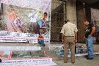 Martes 14 de enero del 2014. Tuxtla Gutiérrez. La protesta ciudadana toma nuevas formas como el caso de esta joven quien pega carteles con fotografías en la entrada del congreso local.