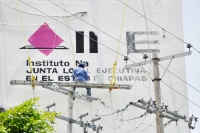Foto/Osiris Aquino. Abril del 2014. Cambian la F por la N del ahora Instituto Nacional Electoral en Chiapas Foto/Osiris Aquino. Abril del 2014. Cambian la F por la N del ahora Instituto Nacional Electoral en Chiapas