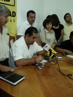 Miércoles 1 de agosto del 2012. Tuxtla Gutiérrez, Chiapas. Luis Raquel Cal y Mayor durante la conferencia de esta mañana en las instalaciones del PRD chiapaneco habla sobre la pugna que la dirigencia nacional mantiene con los militantes estatales.