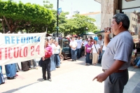 Miércoles 9 de septiembre del 2012. Tuxtla Gutiérrez, Chiapas. Militantes del Foro Civico se manifiestan en las entradas del edificio del congreso local y en las calles de la ciudad para exigir el respeto al articulo 24 constitucional y que se defienda el
