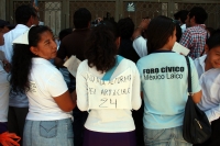 Miércoles 9 de septiembre del 2012. Tuxtla Gutiérrez, Chiapas. Militantes del Foro Civico se manifiestan en las entradas del edificio del congreso local y en las calles de la ciudad para exigir el respeto al articulo 24 constitucional y que se defienda el