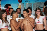 Ceremonia de pesaje previo a la función de Box