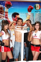 Ceremonia de pesaje previo a la función de Box
