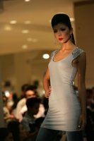 Las jóvenes finalistas del concurso Nuestra Belleza Chiapas 2010 realizan una pasarela en conocido centro comercial presentado ropa casual la noche de este sábado.