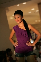 Las jóvenes finalistas del concurso Nuestra Belleza Chiapas 2010 realizan una pasarela en conocido centro comercial presentado ropa casual la noche de este sábado.
