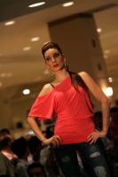 Las jóvenes finalistas del concurso Nuestra Belleza Chiapas 2010 realizan una pasarela en conocido centro comercial presentado ropa casual la noche de este sábado.