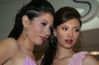 Las jóvenes finalistas del concurso Nuestra Belleza Chiapas 2010 realizan una pasarela en conocido centro comercial presentado ropa casual la noche de este sábado.