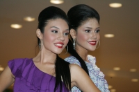 Las jóvenes finalistas del concurso Nuestra Belleza Chiapas 2010 realizan una pasarela en conocido centro comercial presentado ropa casual la noche de este sábado.
