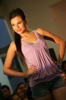 Las jóvenes finalistas del concurso Nuestra Belleza Chiapas 2010 realizan una pasarela en conocido centro comercial presentado ropa casual la noche de este sábado.