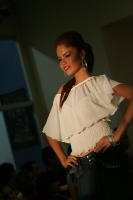Las jóvenes finalistas del concurso Nuestra Belleza Chiapas 2010 realizan una pasarela en conocido centro comercial presentado ropa casual la noche de este sábado.