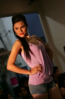 Las jóvenes finalistas del concurso Nuestra Belleza Chiapas 2010 realizan una pasarela en conocido centro comercial presentado ropa casual la noche de este sábado.