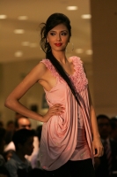 Las jóvenes finalistas del concurso Nuestra Belleza Chiapas 2010 realizan una pasarela en conocido centro comercial presentado ropa casual la noche de este sábado.