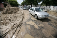 Miércoles 22 de septiembre. Vecinos de la Novena Sur continúan sufriendo el mal estado de las calles del poniente de la ciudad, los colonos de la 19 y 20 poniente afirman que la ruptura del drenaje dentro de una residencia no ha sido arreglada desde hace 