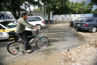 Miércoles 22 de septiembre. Vecinos de la Novena Sur continúan sufriendo el mal estado de las calles del poniente de la ciudad, los colonos de la 19 y 20 poniente afirman que la ruptura del drenaje dentro de una residencia no ha sido arreglada desde hace 
