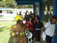 Viernes 10 de abril. Elementos policiacos  y del ejército mexicano se trasladaron a las instalaciones del COBACH en la ciudad de San Cristóbal de las Casas donde fueron localizdos varios paquetes que alarmaron a los estudiantes