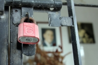 Jueves 1 de noviembre del 2012. Tuxtla Gutiérrez, Chiapas. Los panteones y sus tumbas presentan un reflejo cabal de la personalidad de los pueblos que los alberga, las historias de sus gentes y su paso por su devenir esta presente en cada uno de sus entie