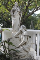 Jueves 1 de noviembre del 2012. Tuxtla Gutiérrez, Chiapas. Los panteones y sus tumbas presentan un reflejo cabal de la personalidad de los pueblos que los alberga, las historias de sus gentes y su paso por su devenir esta presente en cada uno de sus entie