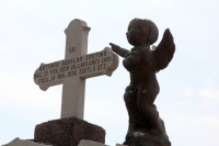 Jueves 1 de noviembre del 2012. Tuxtla Gutiérrez, Chiapas. Los panteones y sus tumbas presentan un reflejo cabal de la personalidad de los pueblos que los alberga, las historias de sus gentes y su paso por su devenir esta presente en cada uno de sus entie Jueves 1 de noviembre del 2012. Tuxtla Gutiérrez, Chiapas. Los panteones y sus tumbas presentan un reflejo cabal de la personalidad de los pueblos que los alberga, las historias de sus gentes y su paso por su devenir esta presente en cada uno de sus entie