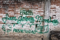Jueves 1 de noviembre del 2012. Tuxtla Gutiérrez, Chiapas. Los panteones y sus tumbas presentan un reflejo cabal de la personalidad de los pueblos que los alberga, las historias de sus gentes y su paso por su devenir esta presente en cada uno de sus entie