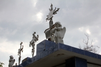 Jueves 1 de noviembre del 2012. Tuxtla Gutiérrez, Chiapas. Los panteones y sus tumbas presentan un reflejo cabal de la personalidad de los pueblos que los alberga, las historias de sus gentes y su paso por su devenir esta presente en cada uno de sus entie