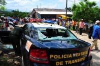 Colonos de la invasión Emiliano Zapata MOCRI retuvieron a una patrulla de transito del estado ya que se encontraba verificando una persona enferma para mandar una patrulla.  Al intentar rescatarlo sus compañeros a bordo de la patrulla con numero económico