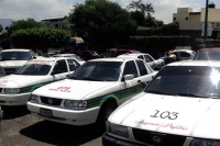 Miércoles 1 de agosto del 2012. Tuxtla Gutiérrez, Chiapas. Prestadores de servicio del autotransporte de la región de La Angostura y del Ingenio Pujiltic se manifiestan esta mañana cerrando algunas avenidas de esta ciudad.