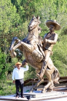 Lunes 11 de abril del 2016. Foto/Cicerón Aguilar. Tuxtla Gutiérrez. Ele sculato Gabriel Gallegos inaugura la estatua conmemorativa al caudillo del sur Gral Emiliano Zapata, este medio día en la entrada a Pueblo Nuevo Solistahuacan