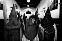 Foto/Ariel Silva. Domingo 24 de abril. Comitan de Domínguez. Los penitentes de la procesión del silencio se preparan en la iglesia de San Caralampio antes de iniciar su recorrido en las calles de la ciudad de Comitan.