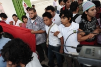 Lunes 9 de octubre del 2012. Foto/Alex Estrada. Tuxtla Gutiérrez, Chiapas. Estudiantes de la Universidad de Ciencias y Artes de Chiapas UNICACH en huelga intentan detener a los jóvenes que quieren recibir clases después de varias semanas de paro escolar.