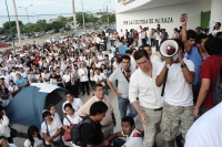 Lunes 9 de octubre del 2012. Foto/Alex Estrada. Tuxtla Gutiérrez, Chiapas. Estudiantes de la Universidad de Ciencias y Artes de Chiapas UNICACH en huelga intentan detener a los jóvenes que quieren recibir clases después de varias semanas de paro escolar.