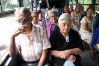 Martes 28 de agosto del 2012. Tuxtla Gutiérrez, Chiapas. Día Mundial del Abuelo. Los ancianos de los albergues de Tuxtla sontrasladados en camiones para trasladarlos a la Palapa de la Feria Chiapas donde celebran el día del anciano.