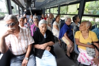 Martes 28 de agosto del 2012. Tuxtla Gutiérrez, Chiapas. Día Mundial del Abuelo. Los ancianos de los albergues de Tuxtla sontrasladados en camiones para trasladarlos a la Palapa de la Feria Chiapas donde celebran el día del anciano.