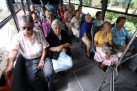 Martes 28 de agosto del 2012. Tuxtla Gutiérrez, Chiapas. Día Mundial del Abuelo. Los ancianos de los albergues de Tuxtla sontrasladados en camiones para trasladarlos a la Palapa de la Feria Chiapas donde celebran el día del anciano. Martes 28 de agosto del 2012. Tuxtla Gutiérrez, Chiapas. Día Mundial del Abuelo. Los ancianos de los albergues de Tuxtla sontrasladados en camiones para trasladarlos a la Palapa de la Feria Chiapas donde celebran el día del anciano.