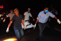 Foto: ESGA. Socorristas encuentran los restos de una persona después de varios días del percance carretero. Gracias a una llamada telefónica al número de emergencia, fue localizado el vehiculo Ford Fiesta matriculado con la placa DPS 90 18 a 20 metros de 