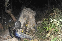 Foto: ESGA. Socorristas encuentran los restos de una persona después de varios días del percance carretero. Gracias a una llamada telefónica al número de emergencia, fue localizado el vehiculo Ford Fiesta matriculado con la placa DPS 90 18 a 20 metros de 