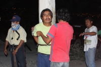 Sábado 5 de mayo del 2012. Colonos logran atrapar a un ladrón para amarrarlo en un poste como castigo durante los hechos violentos ocurridos la víspera en la colonia conocida como Yukis en el Norte de Tuxtla Gutiérrez.