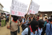 Sábado 7 de mayo. INDIGENAS BASES DE APOYO DEL EZON SE CONCENTRAN EN LA ZONA NORTE DE LA CIUDAD DE SAN CRISTOBAL DE LAS CASAS PARA DAR INICIO A LA MARCHA DEL SILENCIO EN CONTRA DE LA VIOLENCIA CONVOCADA EN MEXICO. LOS IDIGENAS LUCEN PASAMONTAÑAS Y PALIACA