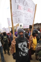 Sábado 7 de mayo. INDIGENAS BASES DE APOYO DEL EZON SE CONCENTRAN EN LA ZONA NORTE DE LA CIUDAD DE SAN CRISTOBAL DE LAS CASAS PARA DAR INICIO A LA MARCHA DEL SILENCIO EN CONTRA DE LA VIOLENCIA CONVOCADA EN MEXICO. LOS IDIGENAS LUCEN PASAMONTAÑAS Y PALIACA