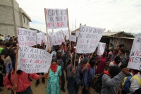 Sábado 7 de mayo. INDIGENAS BASES DE APOYO DEL EZON SE CONCENTRAN EN LA ZONA NORTE DE LA CIUDAD DE SAN CRISTOBAL DE LAS CASAS PARA DAR INICIO A LA MARCHA DEL SILENCIO EN CONTRA DE LA VIOLENCIA CONVOCADA EN MEXICO. LOS IDIGENAS LUCEN PASAMONTAÑAS Y PALIACA