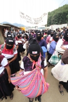 Sábado 7 de mayo. INDIGENAS BASES DE APOYO DEL EZON SE CONCENTRAN EN LA ZONA NORTE DE LA CIUDAD DE SAN CRISTOBAL DE LAS CASAS PARA DAR INICIO A LA MARCHA DEL SILENCIO EN CONTRA DE LA VIOLENCIA CONVOCADA EN MEXICO. LOS IDIGENAS LUCEN PASAMONTAÑAS Y PALIACA