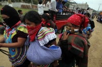 Sábado 7 de mayo. INDIGENAS BASES DE APOYO DEL EZON SE CONCENTRAN EN LA ZONA NORTE DE LA CIUDAD DE SAN CRISTOBAL DE LAS CASAS PARA DAR INICIO A LA MARCHA DEL SILENCIO EN CONTRA DE LA VIOLENCIA CONVOCADA EN MEXICO. LOS IDIGENAS LUCEN PASAMONTAÑAS Y PALIACA