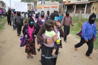 Sábado 7 de mayo. INDIGENAS BASES DE APOYO DEL EZON SE CONCENTRAN EN LA ZONA NORTE DE LA CIUDAD DE SAN CRISTOBAL DE LAS CASAS PARA DAR INICIO A LA MARCHA DEL SILENCIO EN CONTRA DE LA VIOLENCIA CONVOCADA EN MEXICO. LOS IDIGENAS LUCEN PASAMONTAÑAS Y PALIACA