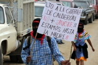 Sábado 7 de mayo. INDIGENAS BASES DE APOYO DEL EZON SE CONCENTRAN EN LA ZONA NORTE DE LA CIUDAD DE SAN CRISTOBAL DE LAS CASAS PARA DAR INICIO A LA MARCHA DEL SILENCIO EN CONTRA DE LA VIOLENCIA CONVOCADA EN MEXICO. LOS IDIGENAS LUCEN PASAMONTAÑAS Y PALIACA