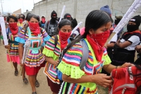 Sábado 7 de mayo. INDIGENAS BASES DE APOYO DEL EZON SE CONCENTRAN EN LA ZONA NORTE DE LA CIUDAD DE SAN CRISTOBAL DE LAS CASAS PARA DAR INICIO A LA MARCHA DEL SILENCIO EN CONTRA DE LA VIOLENCIA CONVOCADA EN MEXICO. LOS IDIGENAS LUCEN PASAMONTAÑAS Y PALIACA
