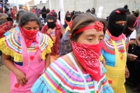 Sábado 7 de mayo. INDIGENAS BASES DE APOYO DEL EZON SE CONCENTRAN EN LA ZONA NORTE DE LA CIUDAD DE SAN CRISTOBAL DE LAS CASAS PARA DAR INICIO A LA MARCHA DEL SILENCIO EN CONTRA DE LA VIOLENCIA CONVOCADA EN MEXICO. LOS IDIGENAS LUCEN PASAMONTAÑAS Y PALIACA