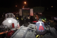 Miércoles 15 de agosto del 2012. Tuxtla Gutiérrez, Chiapas. Un tráiler que se dirigÃa esta noche a la central de abastos provocó la movilización de las unidades de rescate cuando una falla mecánica provoco que se empezara a incendiar en el libramiento nor Miércoles 15 de agosto del 2012. Tuxtla Gutiérrez, Chiapas. Un tráiler que se dirigÃa esta noche a la central de abastos provocó la movilización de las unidades de rescate cuando una falla mecánica provoco que se empezara a incendiar en el libramiento nor