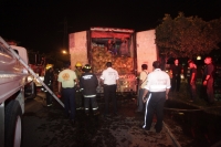 Miércoles 15 de agosto del 2012. Tuxtla Gutiérrez, Chiapas. Un tráiler que se dirigía esta noche a la central de abastos provocó la movilización de las unidades de rescate cuando una falla mecánica provoco que se empezara a incendiar en el libramiento nor